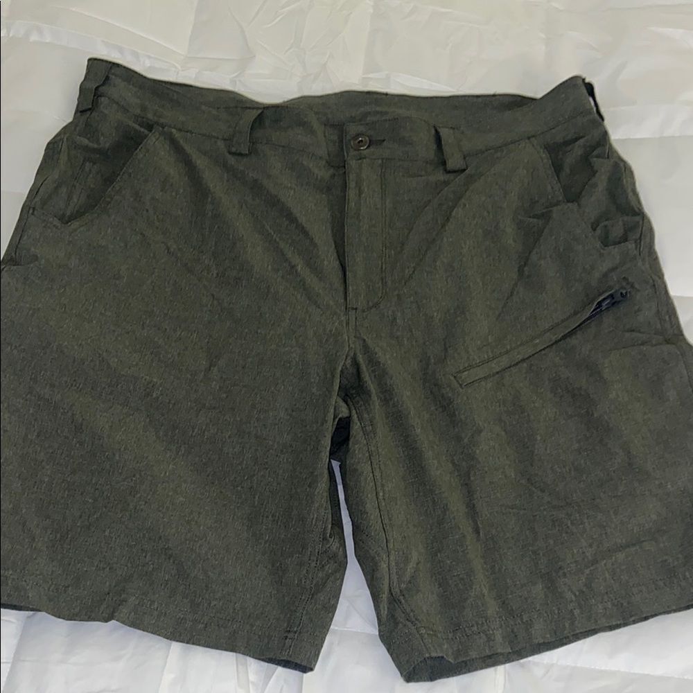 Duluth Trading Co Green Cargo Shorts for Outdoor Adventures Men’s 40